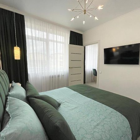 Luxury Emerald Apartments Irpin Esterno foto