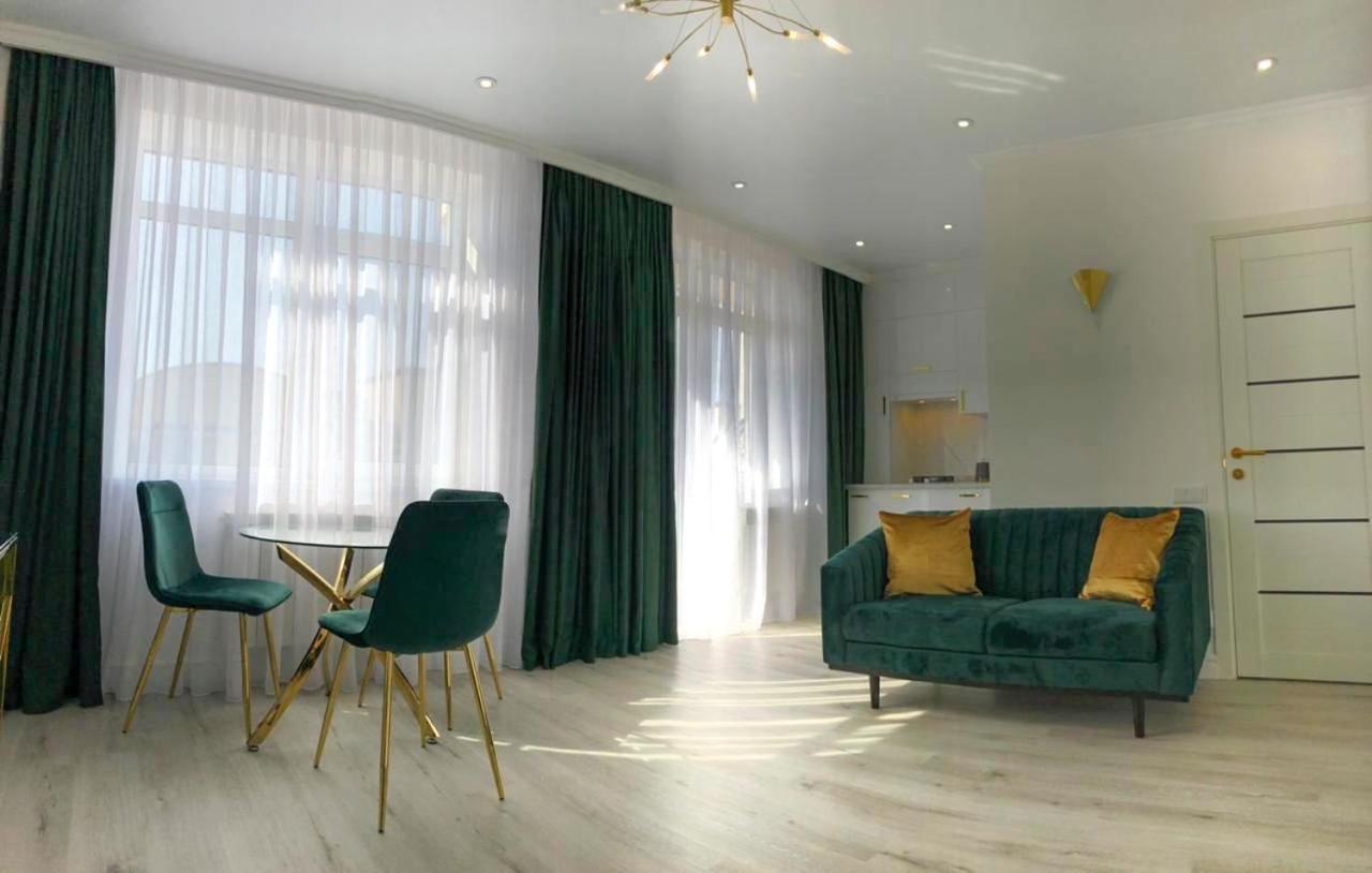 Luxury Emerald Apartments Irpin Esterno foto