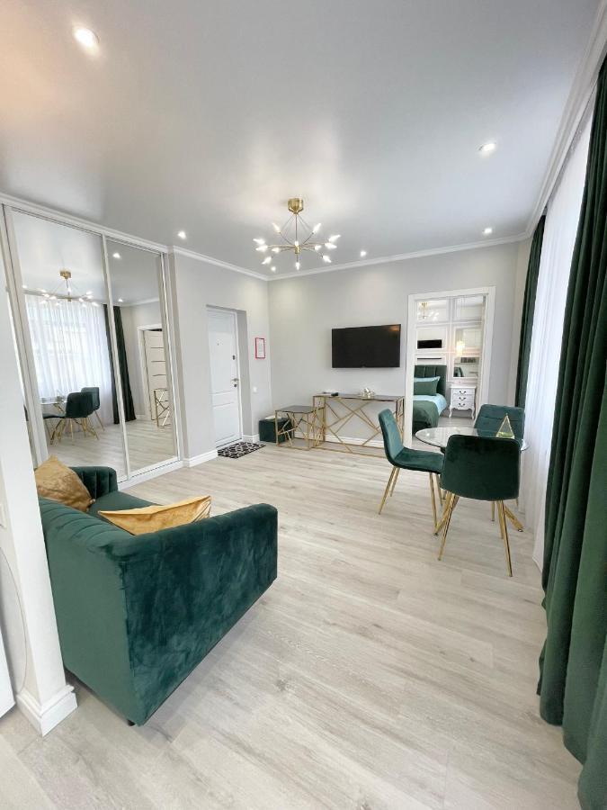 Luxury Emerald Apartments Irpin Esterno foto