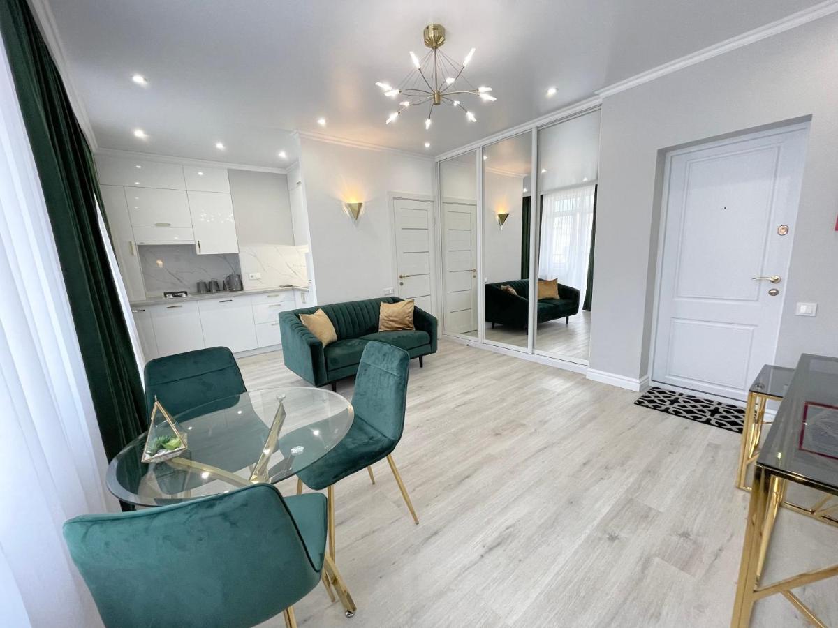 Luxury Emerald Apartments Irpin Esterno foto