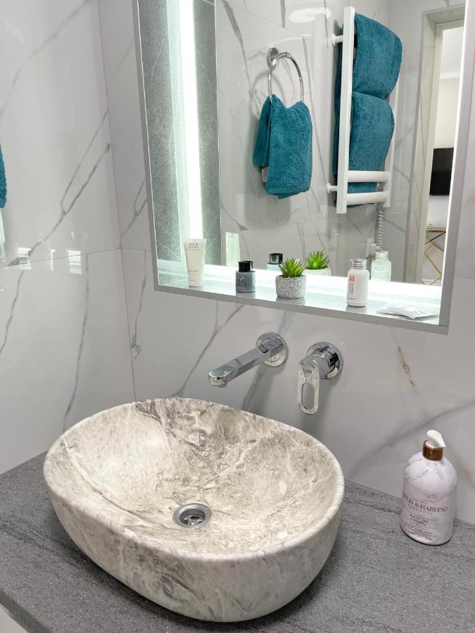 Luxury Emerald Apartments Irpin Esterno foto